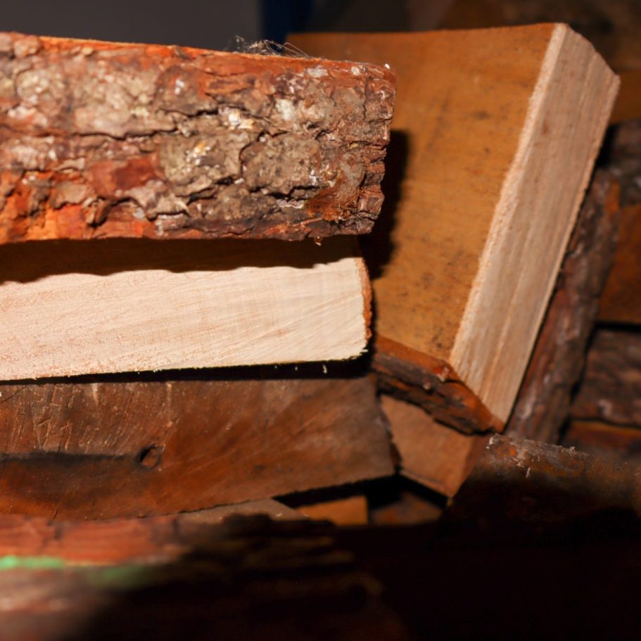 Manufaktur Eine Holzhaufen mit verschiedenen Holzstücken, einige schalig und andere glatt.